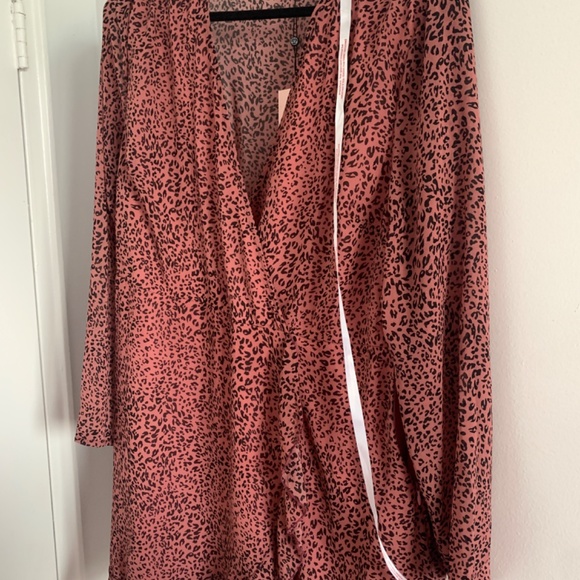 Pink Print Super Flattering Wrap Dress NWT NEVER BEEN WORN Plus Size Women’s - Picture 3 of 4